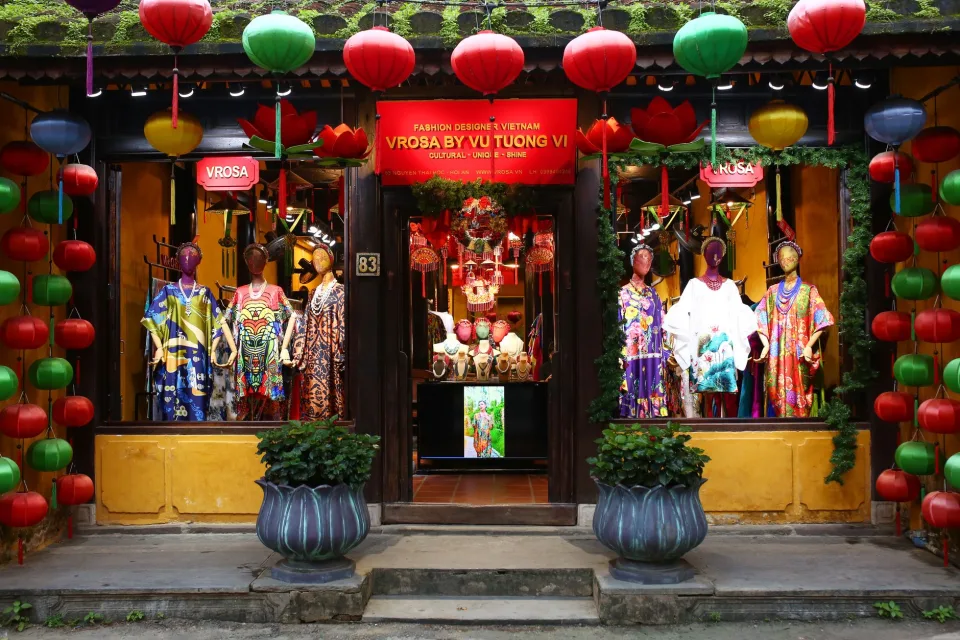 Khách mặc áo dài may đo